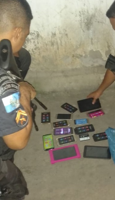 Celulares e Tablets recuperados na Comunidade Barreira do Vasco após informações do Disque Denúncia
